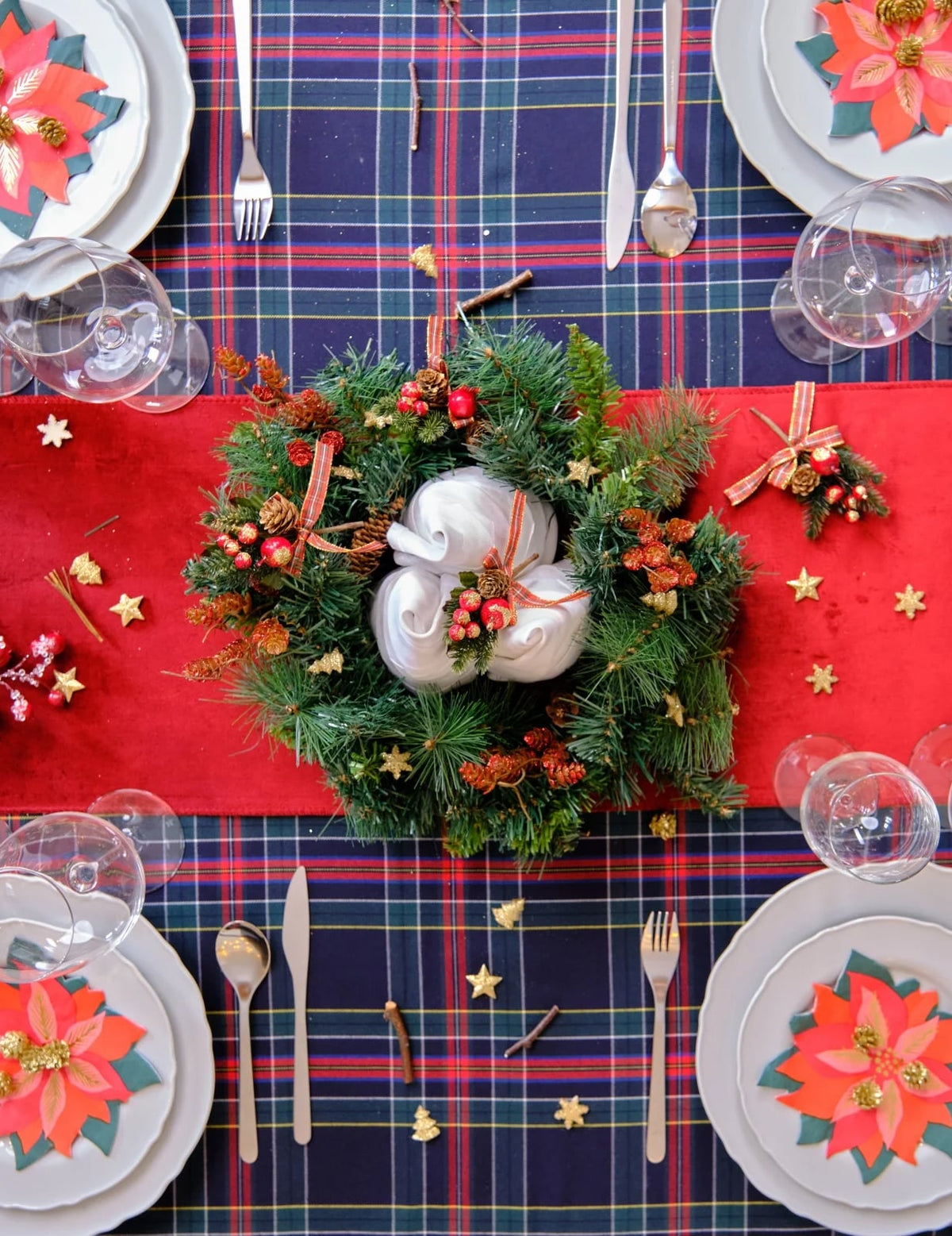 Vue de dessus en décoration de table de la couronne de sapin avec pommes de pin pour porte