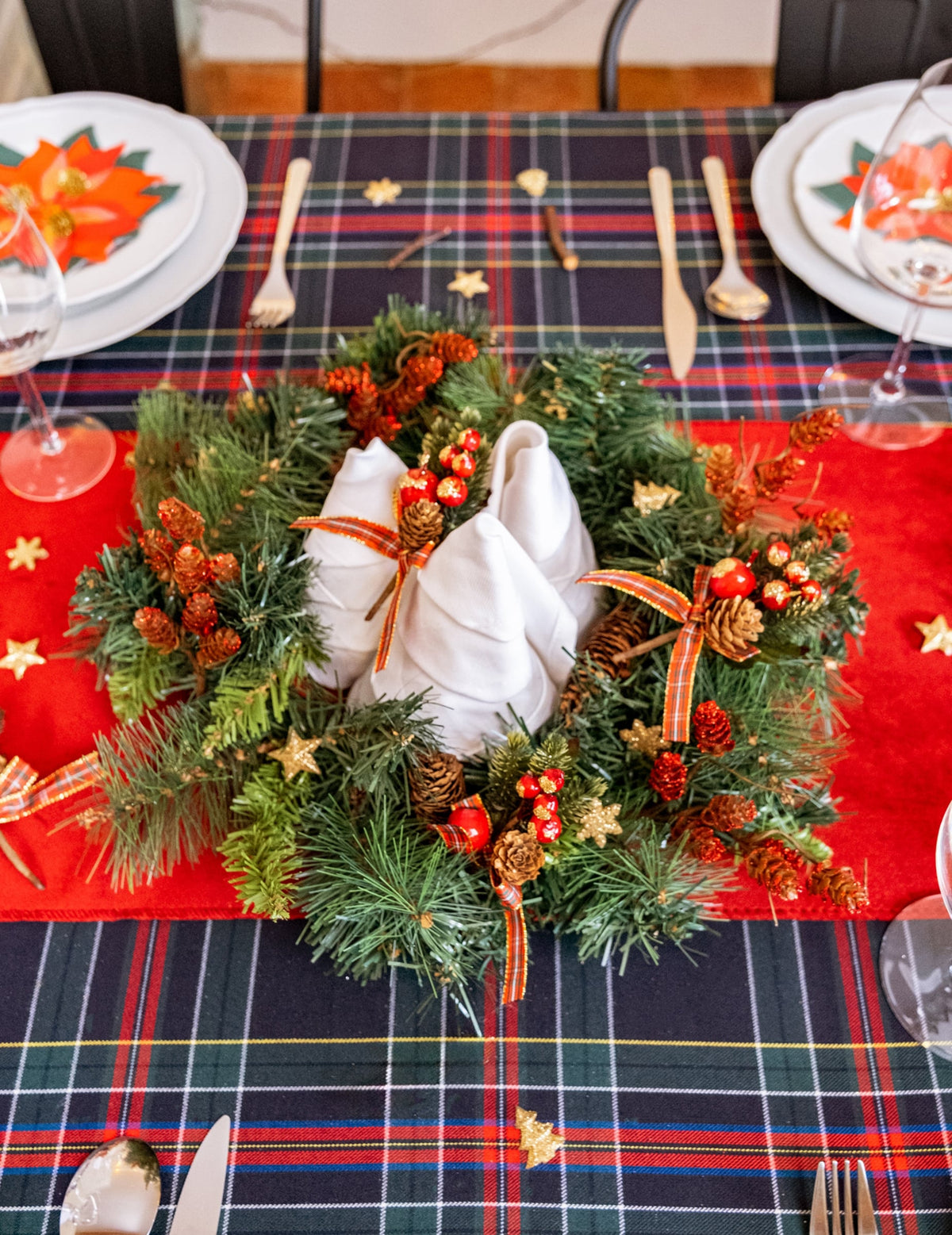 Gros plan en centre de table avec serviettes de la couronne de sapin avec pommes de pin pour porte