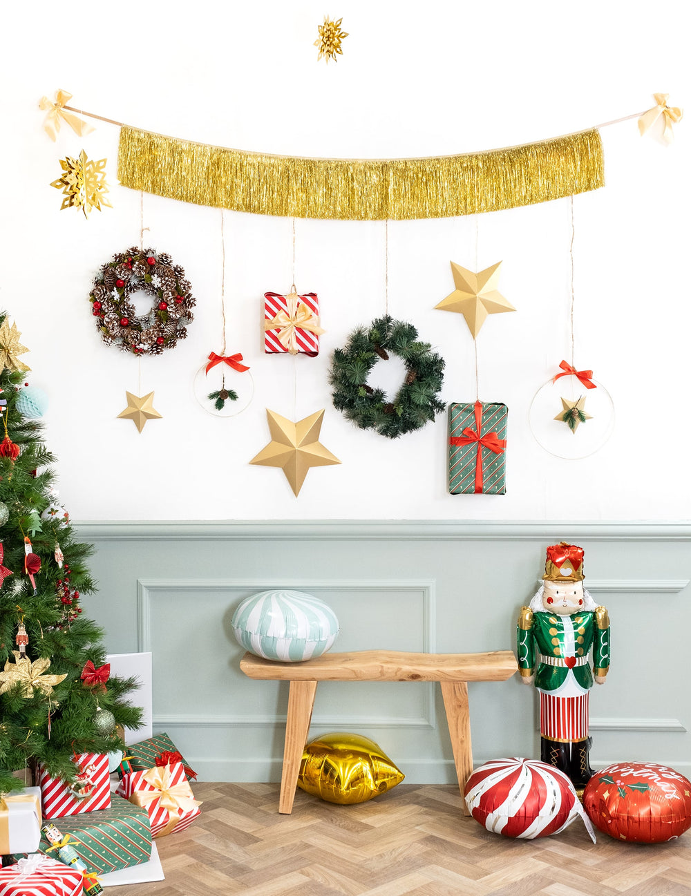 Vue en décoration murale de la couronne de sapin avec pommes de pin