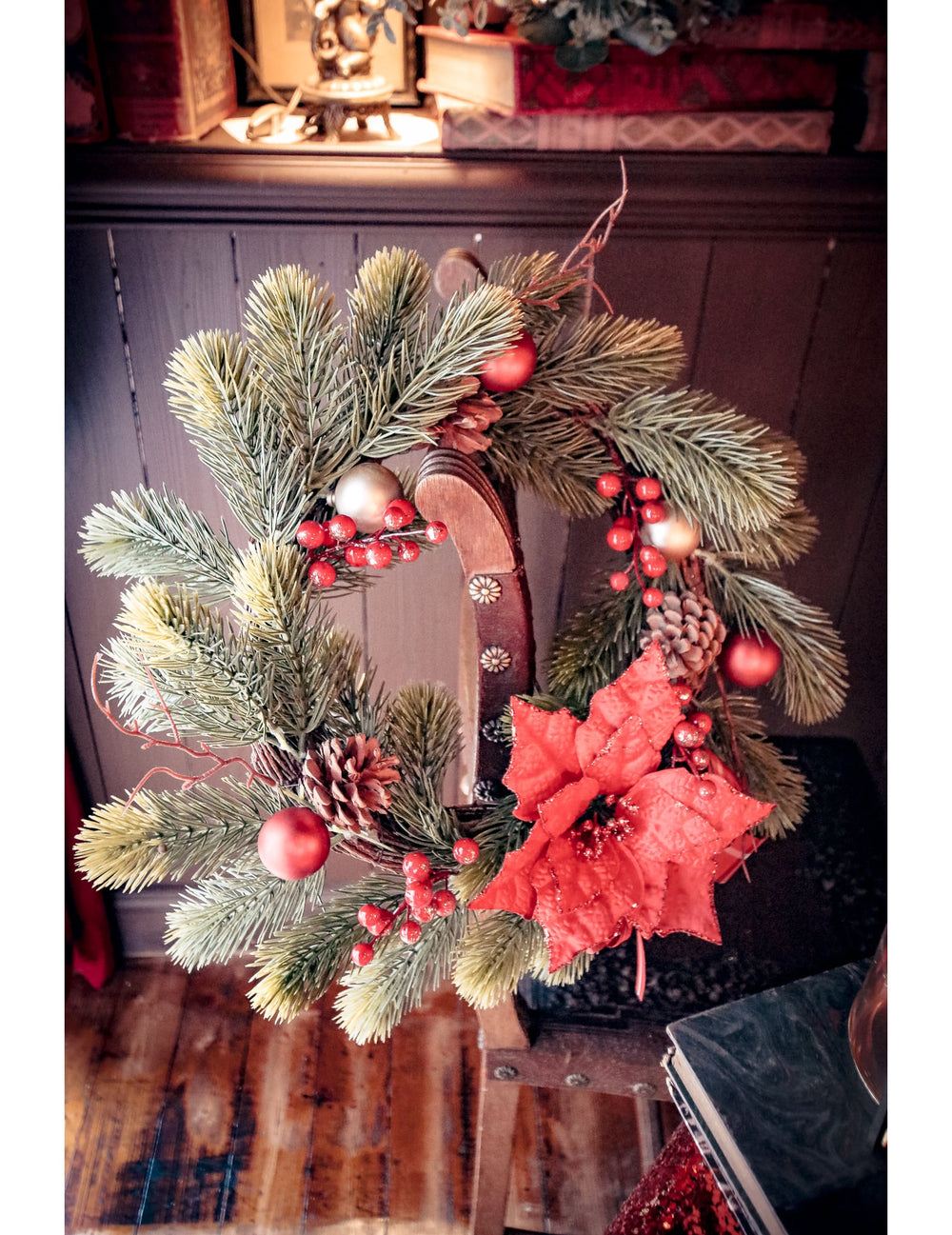 Mise en scène décorative de la couronne traditionnelle sapin et poinsettia pour décoration de Noël