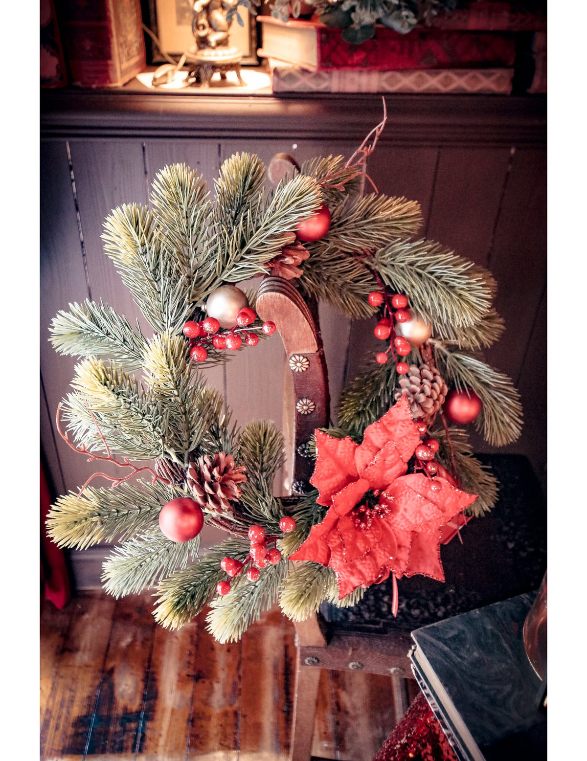 Mise en scène décorative de la couronne traditionnelle sapin et poinsettia pour décoration de Noël
