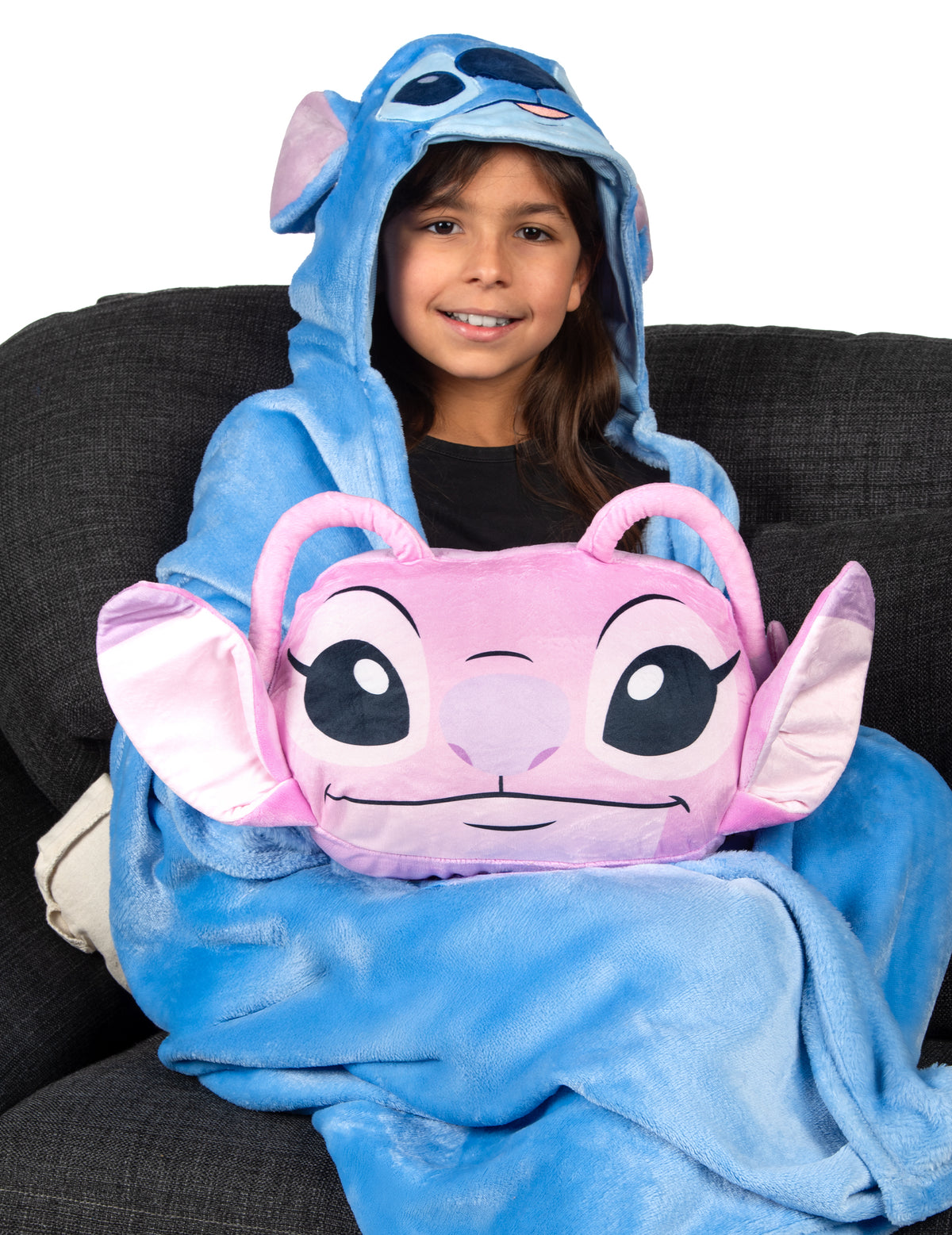 Mise en situation d'usage du coussin cocooning en forme de tête Angel Lilo & Stitch™