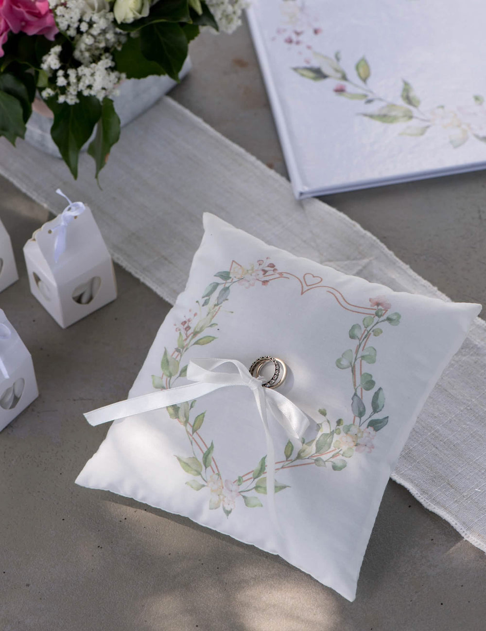 Almofada de alianças com motivo vegetal para casamento branco com folhas verdes