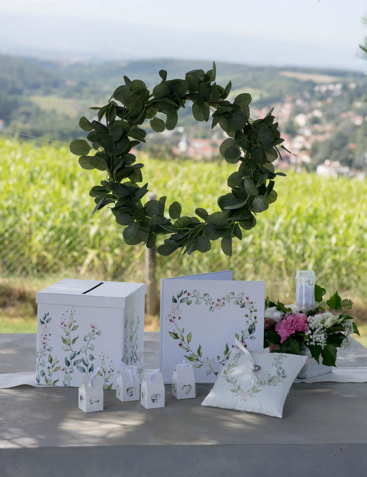 Colocação do almofada de alianças porta-anel com motivo vegetal para casamento