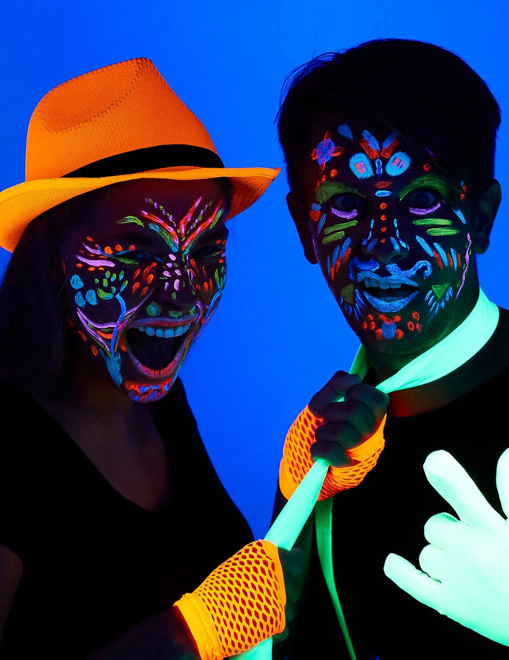 Maquillage fluorescent réalisé avec la crème maquillage professionnelle UV pour adulte et enfant