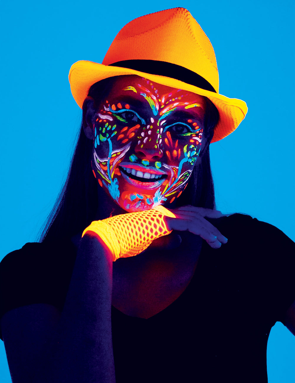 Rendu fluorescent sur le visage de la crème maquillage professionnelle UV pour adulte et enfant