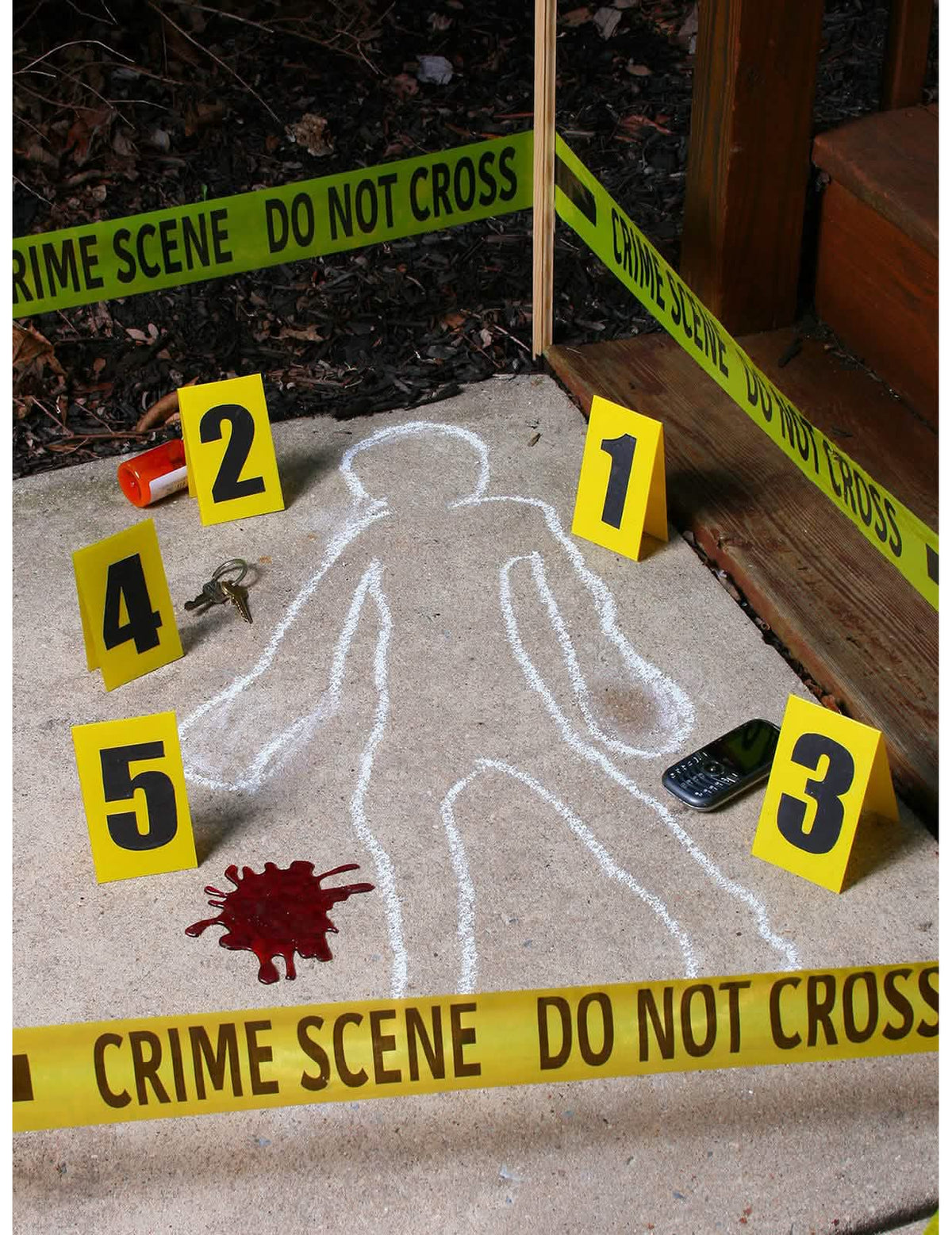 Decorações de cena de crime para halloween amarelo e branco com fita e marcadores numerados