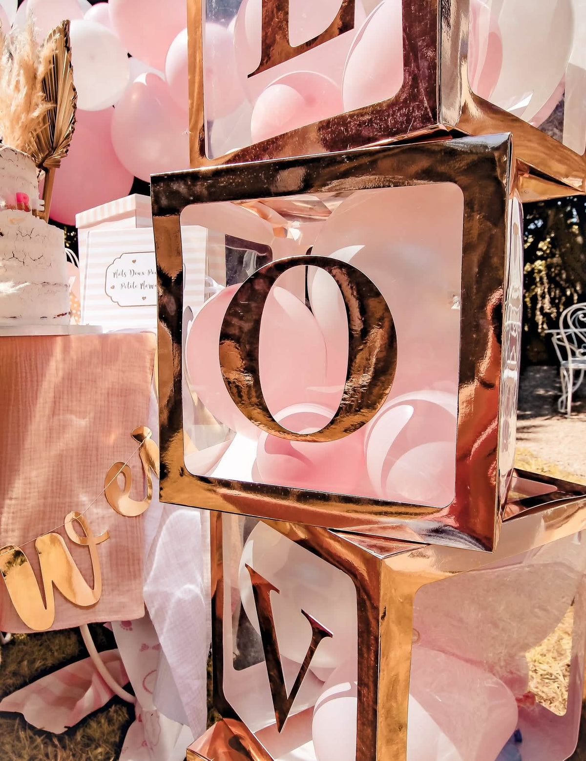 Grande plano sobre a letra O do cubo de balões transparente personalizável para decoração de festa ouro rosa
