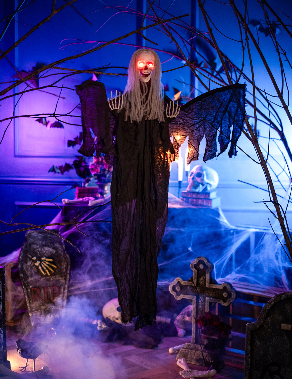 Mise en situation dans un décor d'Halloween de la décoration à suspendre ange noir de la mort