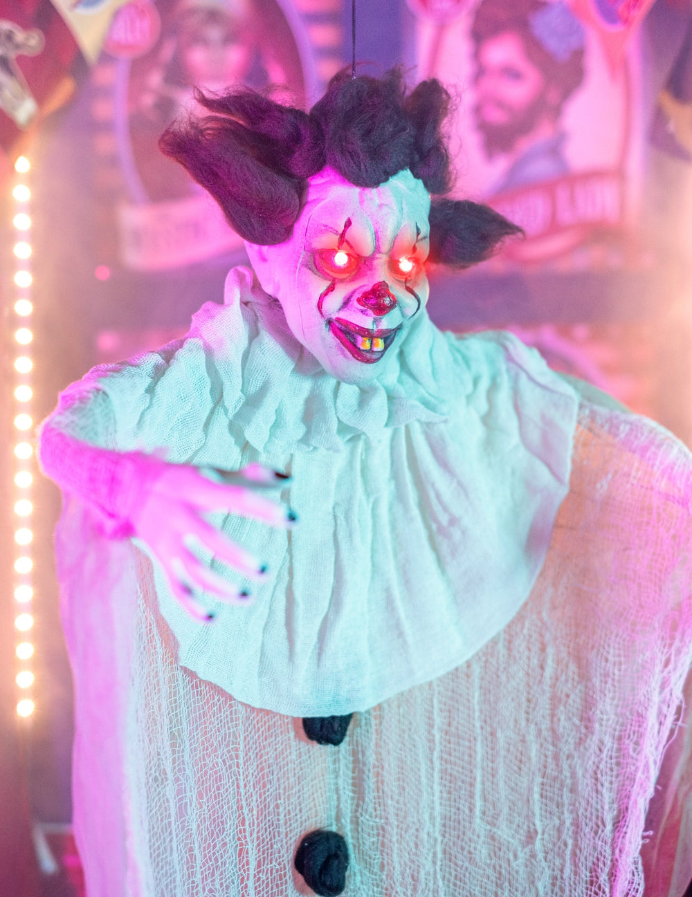 Gros plan sur le visage aux yeux lumineux de la décoration à suspendre clown tueur
