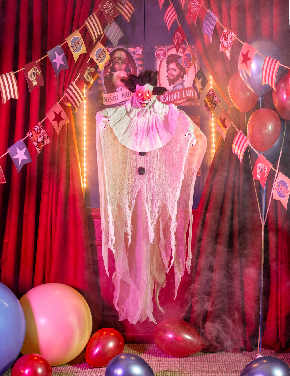 Mise en situation dans un décor de cirque de la décoration à suspendre clown tueur