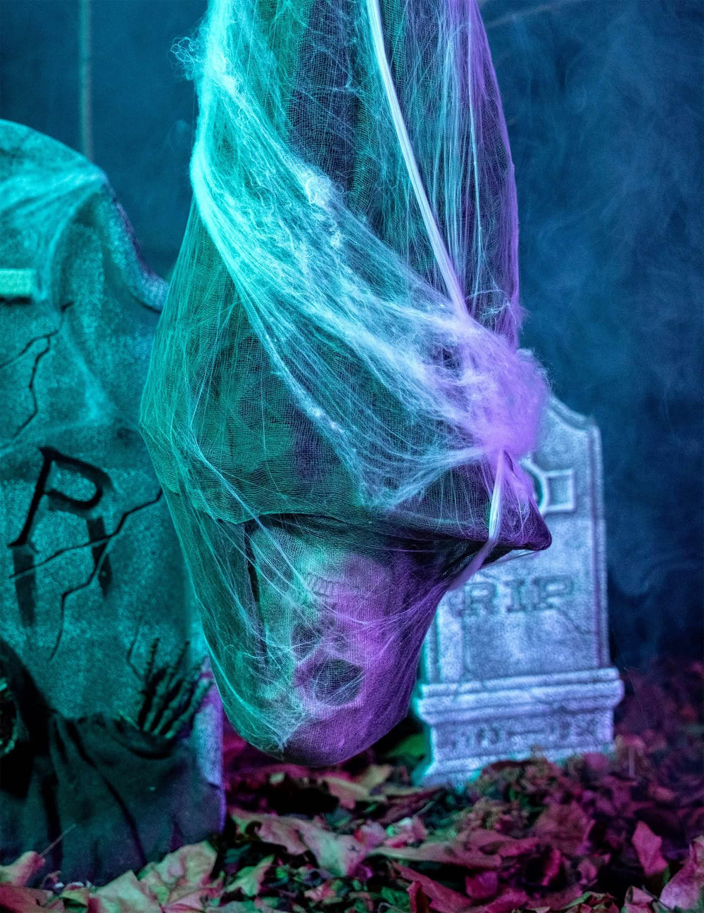 Decoração suspensa em forma de casulo com corpo para halloween branco com crânio e teias de aranha