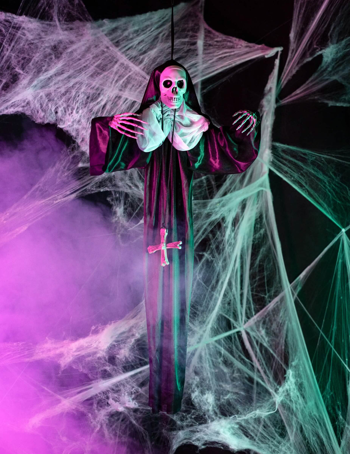 Encenação num cenário de halloween da decoração pendurada freira