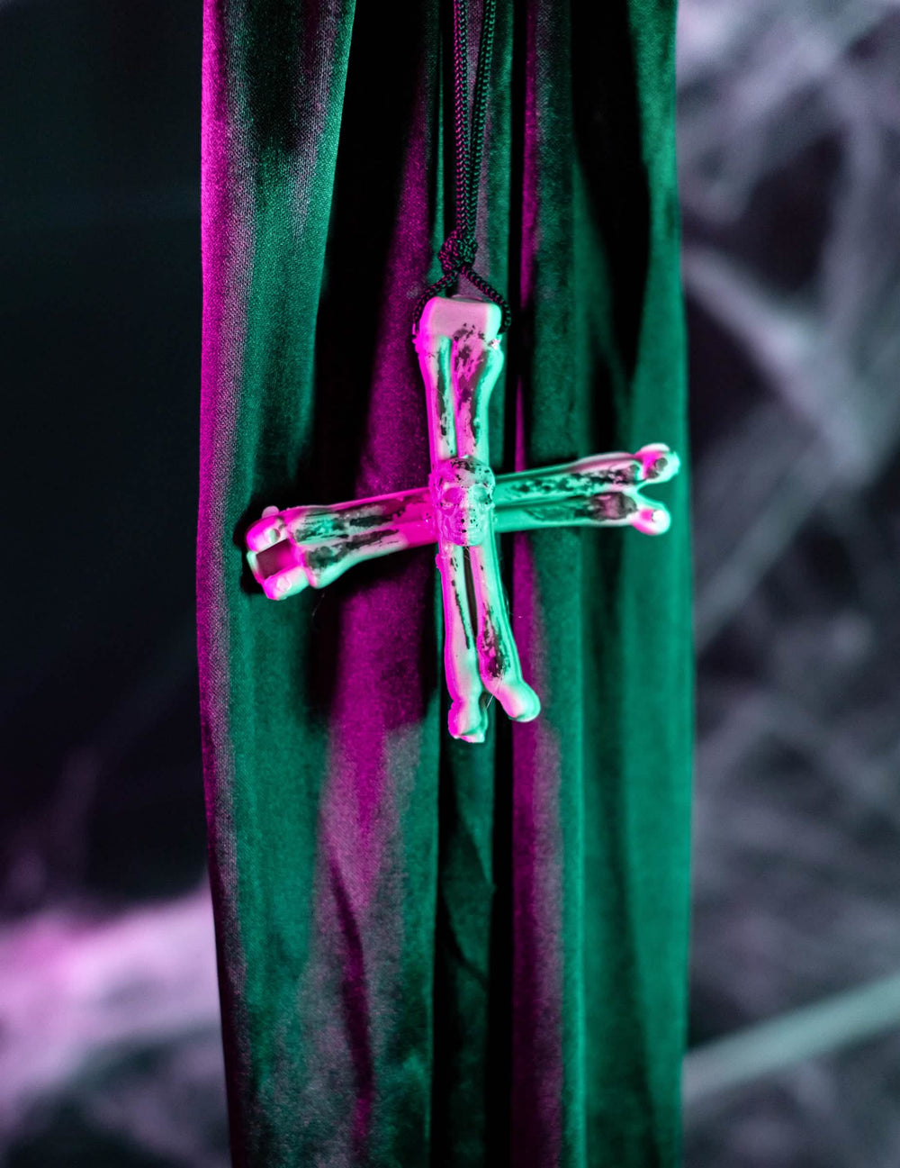 Grande plano da cruz de osso da decoração suspensa de freira