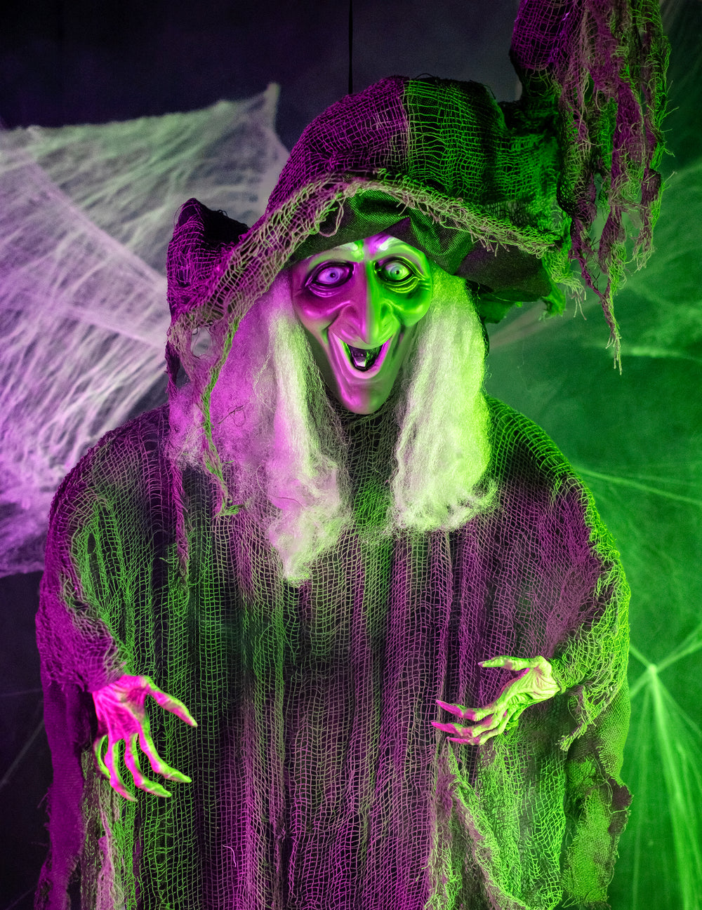 Vue du buste et des mains de la décoration à suspendre sorcière pour Halloween