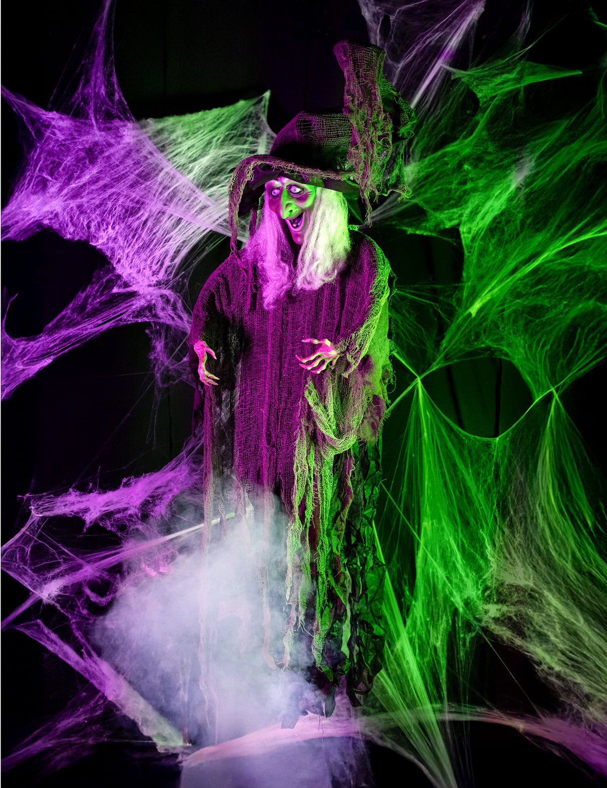 Mise en scène avec effets de fumée et toiles d'araignées de la décoration à suspendre sorcière pour Halloween