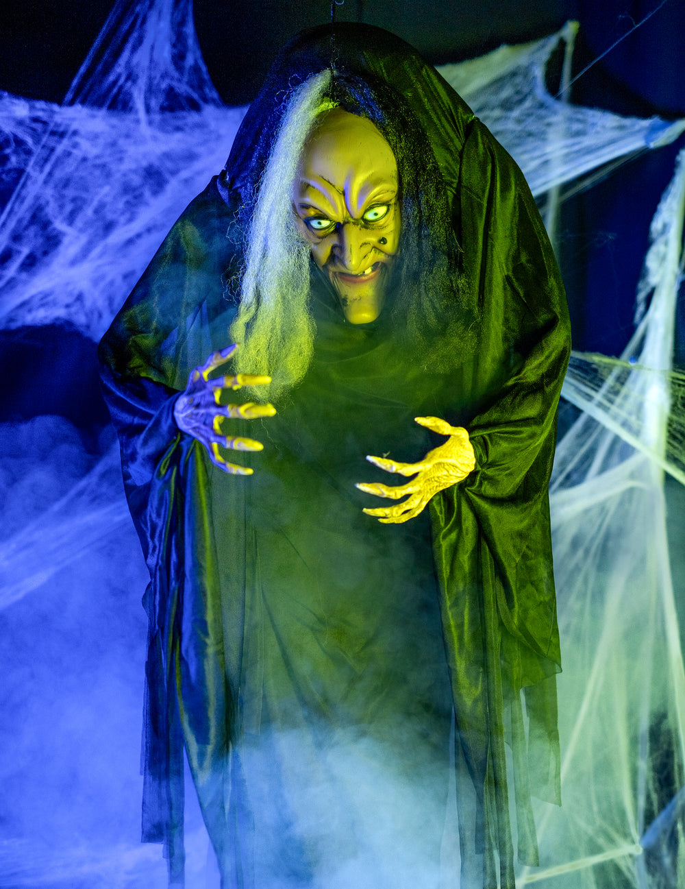 Gros plan sur le visage et les mains de la décoration à suspendre sorcière pour Halloween noire et blanche