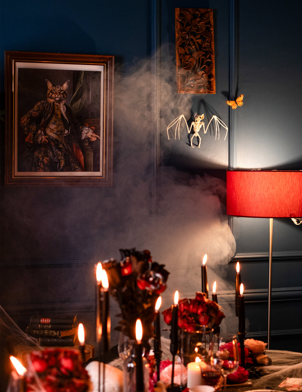 Mise en scène d'ambiance de la décoration à suspendre squelette chauve-souris Halloween