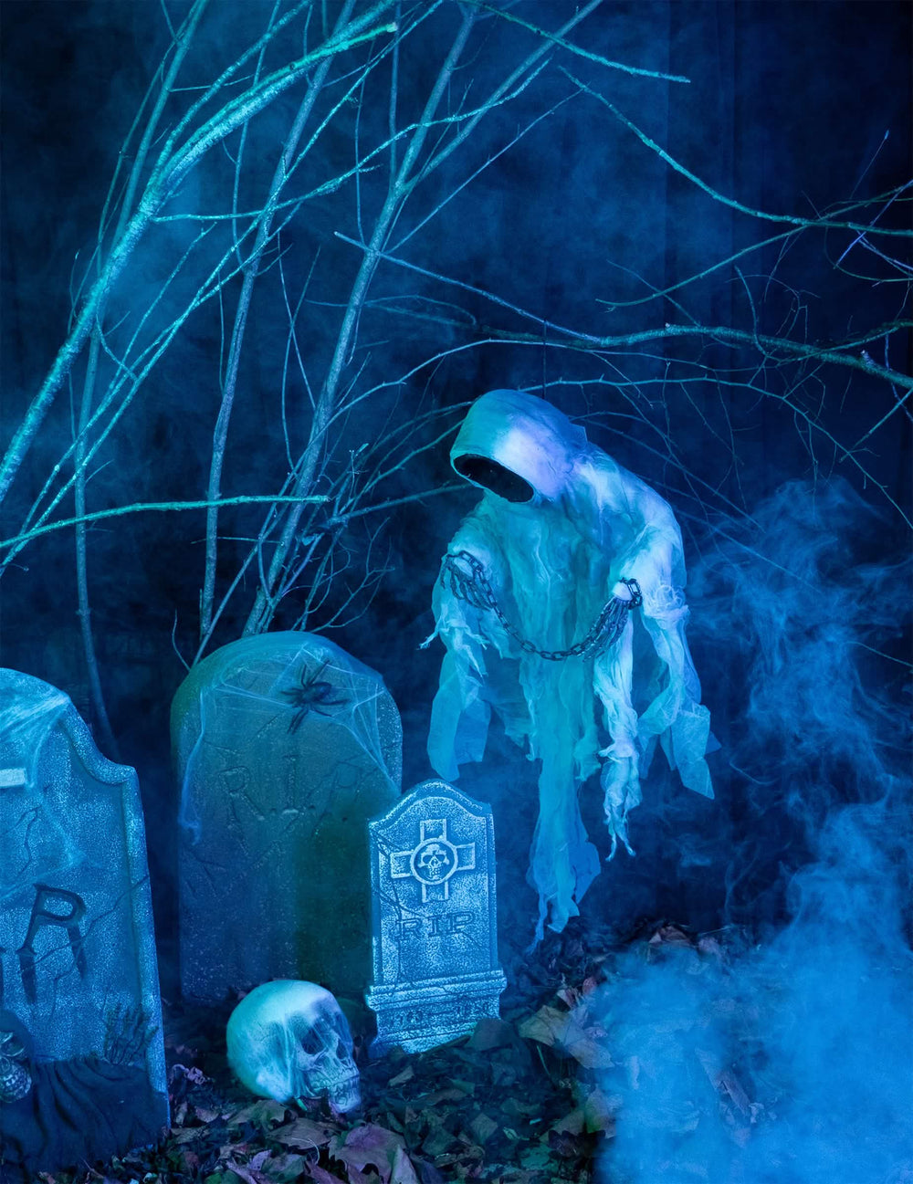 Decoração suspensa de esqueleto acorrentado para halloween, branco e azul luminoso
