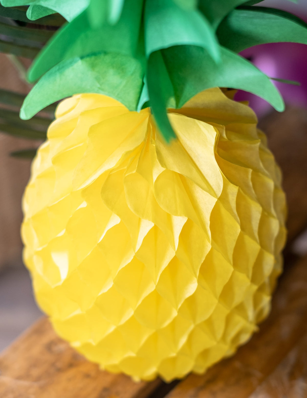 Gros plan sur la texture en nid d'abeille de la décoration ananas en papier