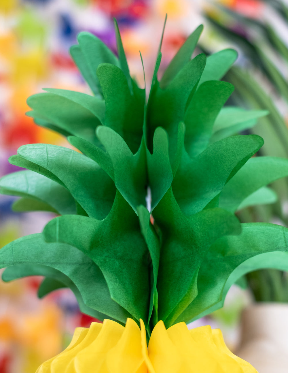 Gros plan sur les feuilles vertes de la décoration ananas en papier