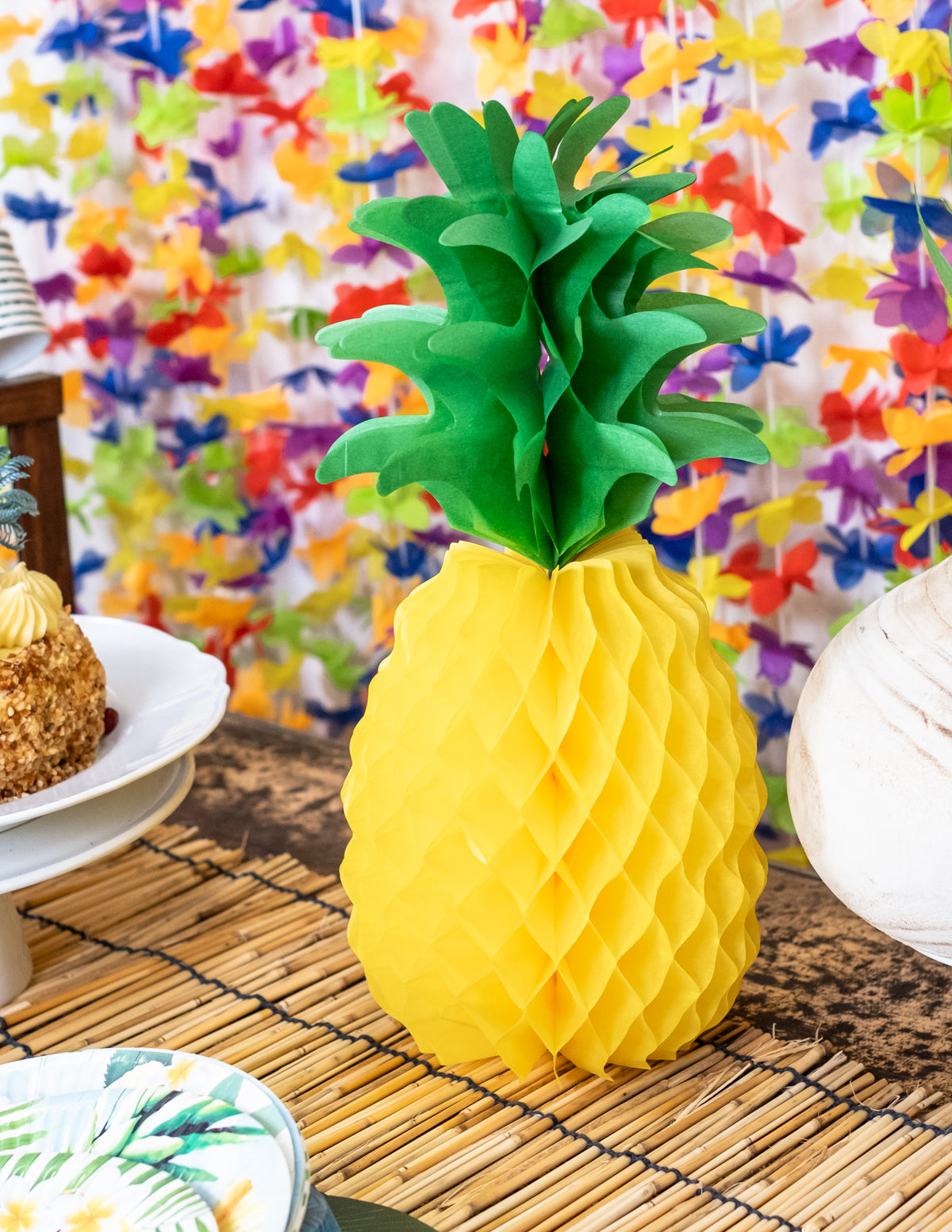 Mise en scène sur une table de fête de la décoration ananas en papier