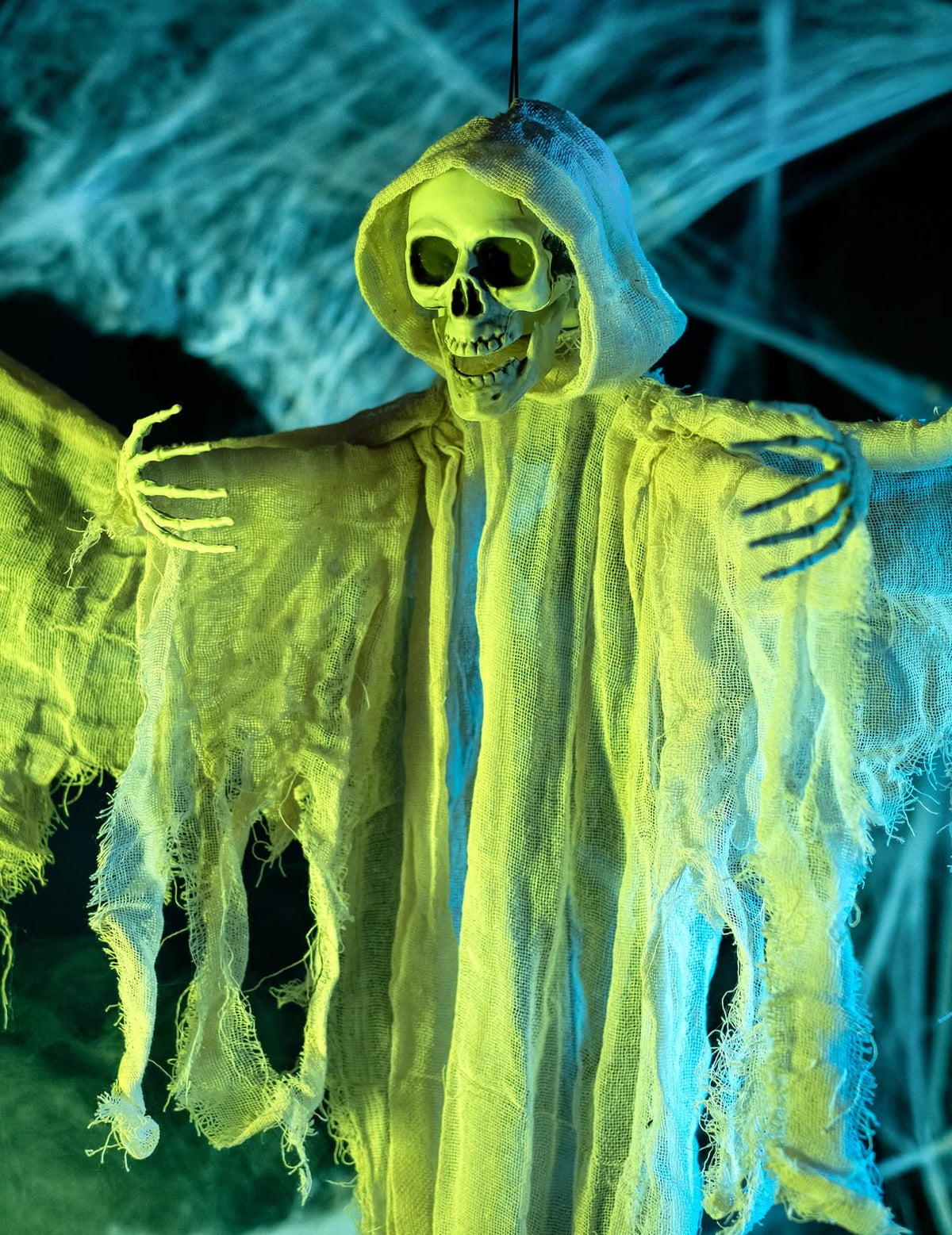 Primeiro plano do rosto e das mãos da decoração suspensa anjo esqueleto branco