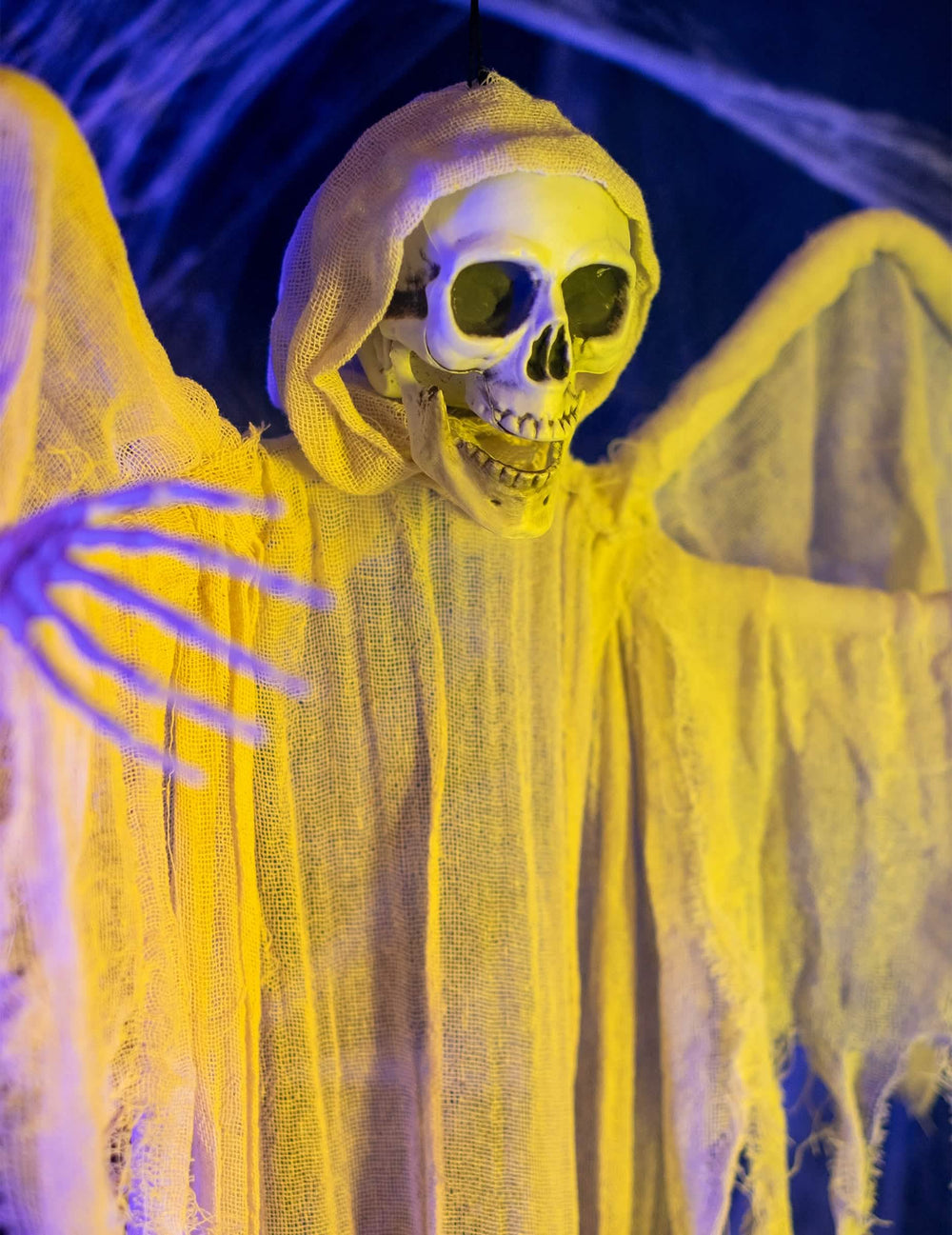 Detalhe do crânio encapuçado da decoração suspensa anjo esqueleto branco