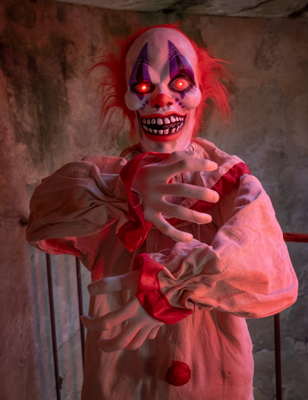 Gros plan sur le visage aux yeux rouges de la décoration animée Clown Effrayant