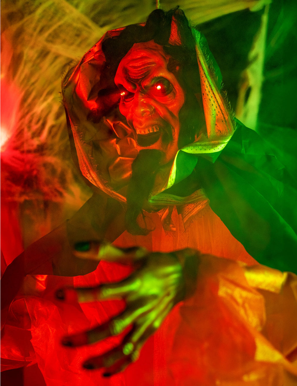 Détail des yeux rouges et de la main de la décoration animée et lumineuse démon