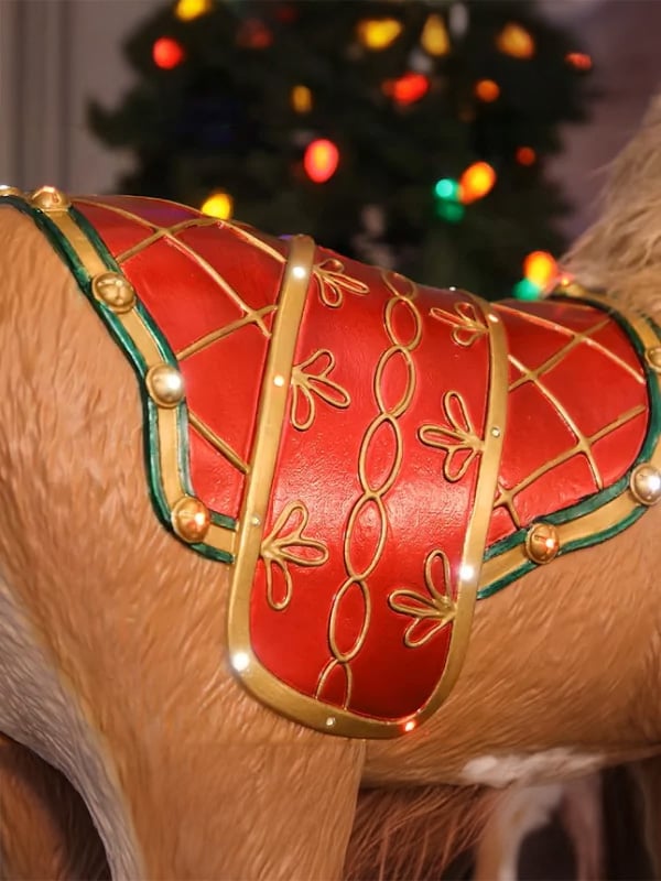 Gros plan sur la selle de la décoration animée Renne fantaisiste de Noël