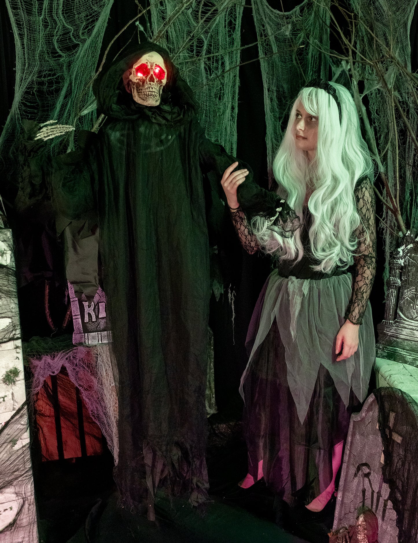 Mise en situation dans un décor d'Halloween de la décoration animée sonore et lumineuse Démon étourdi
