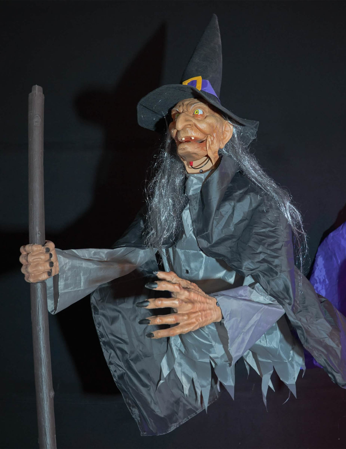 Decoração luminosa de bruxa voadora 3m10