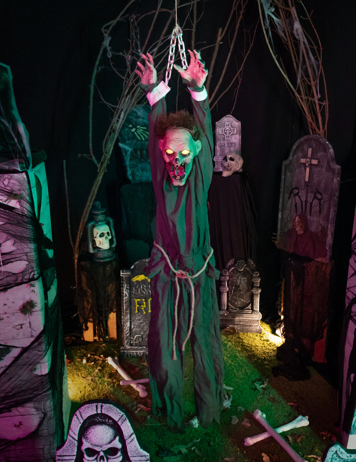 Decoração Zumbi Animada Acorrentada 1,4m