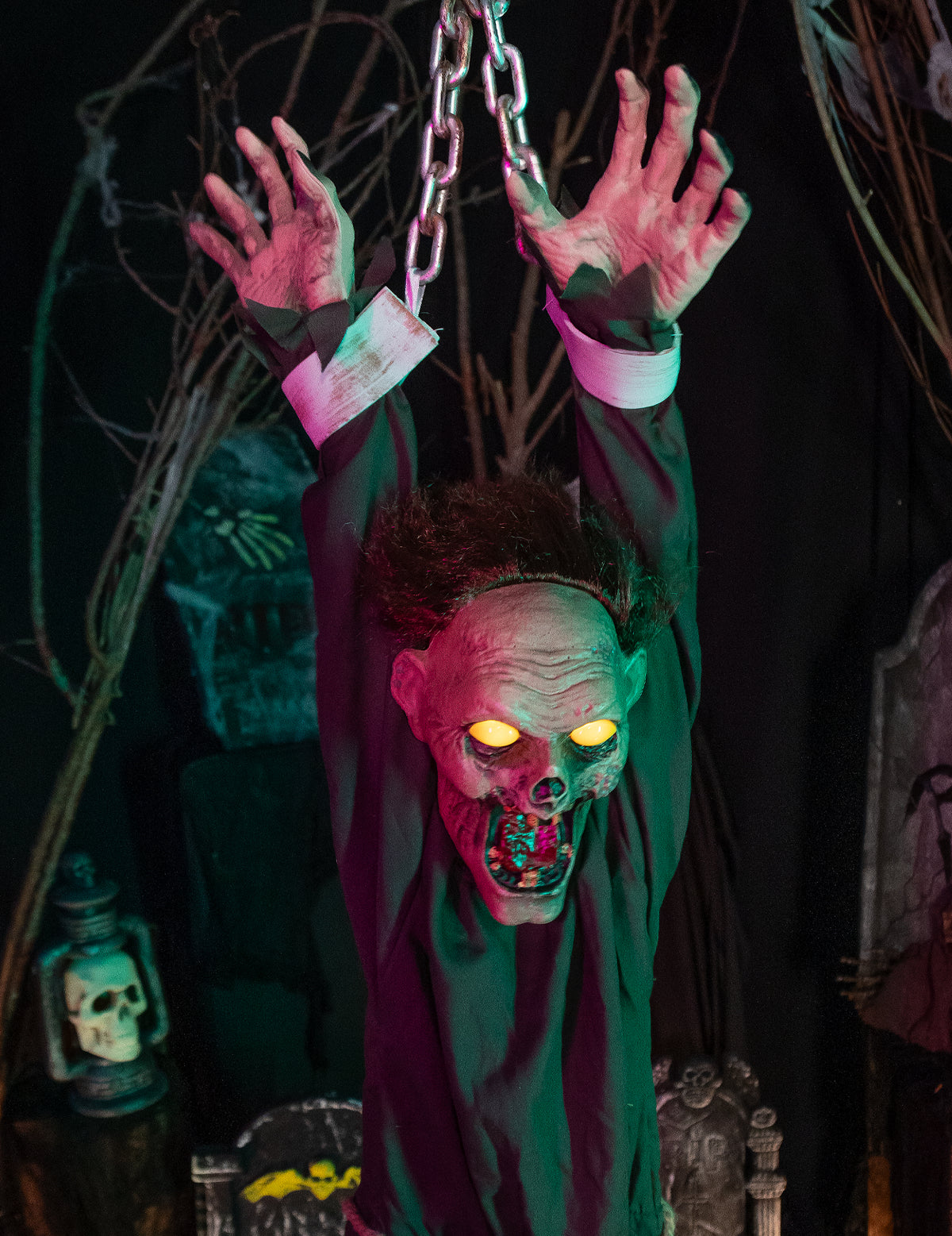 Decoração Zumbi Animada Acorrentada 1,4m