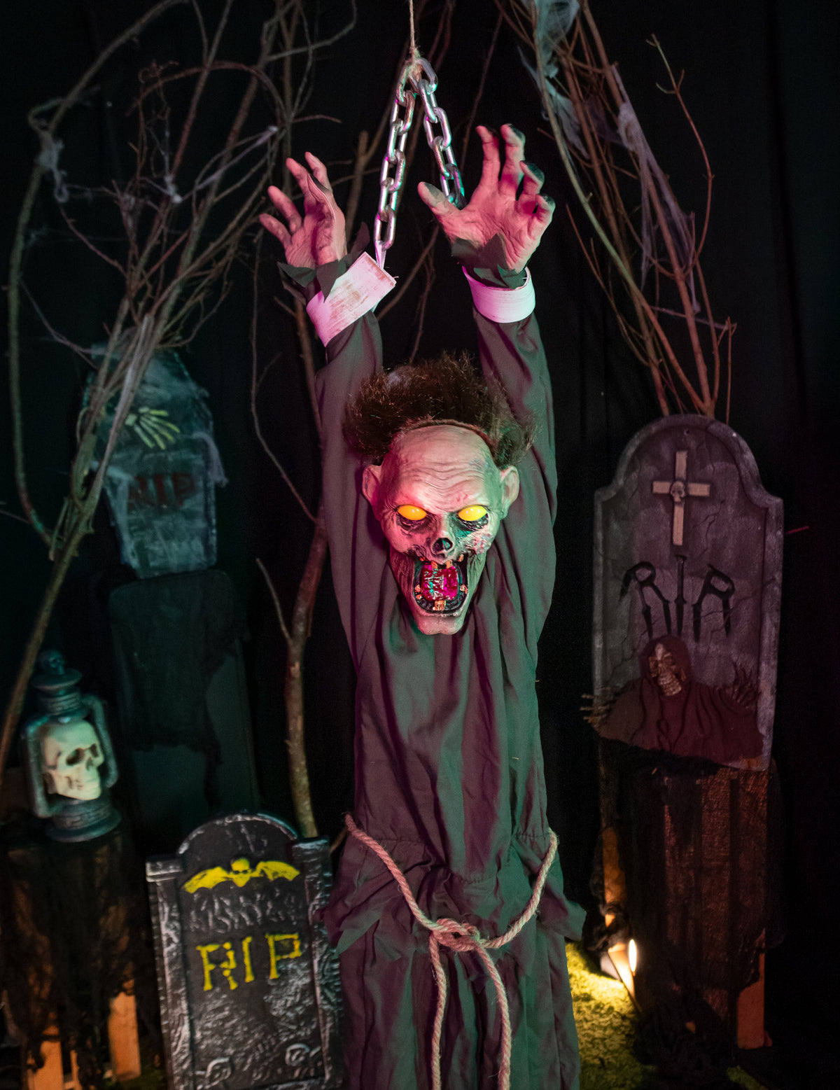 Decoração Zumbi Animada Acorrentada 1,4m