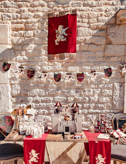 Mise en situation de table d'anniversaire du blason lion pour fête médiévale