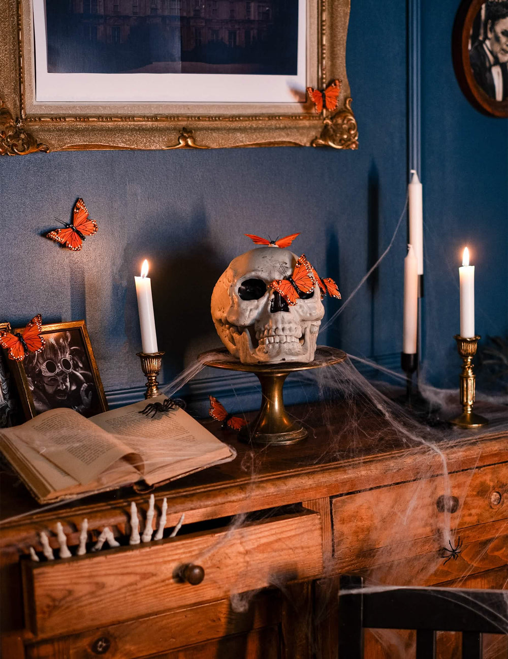 Mise em cena com borboletas e velas da decoração crânio halloween