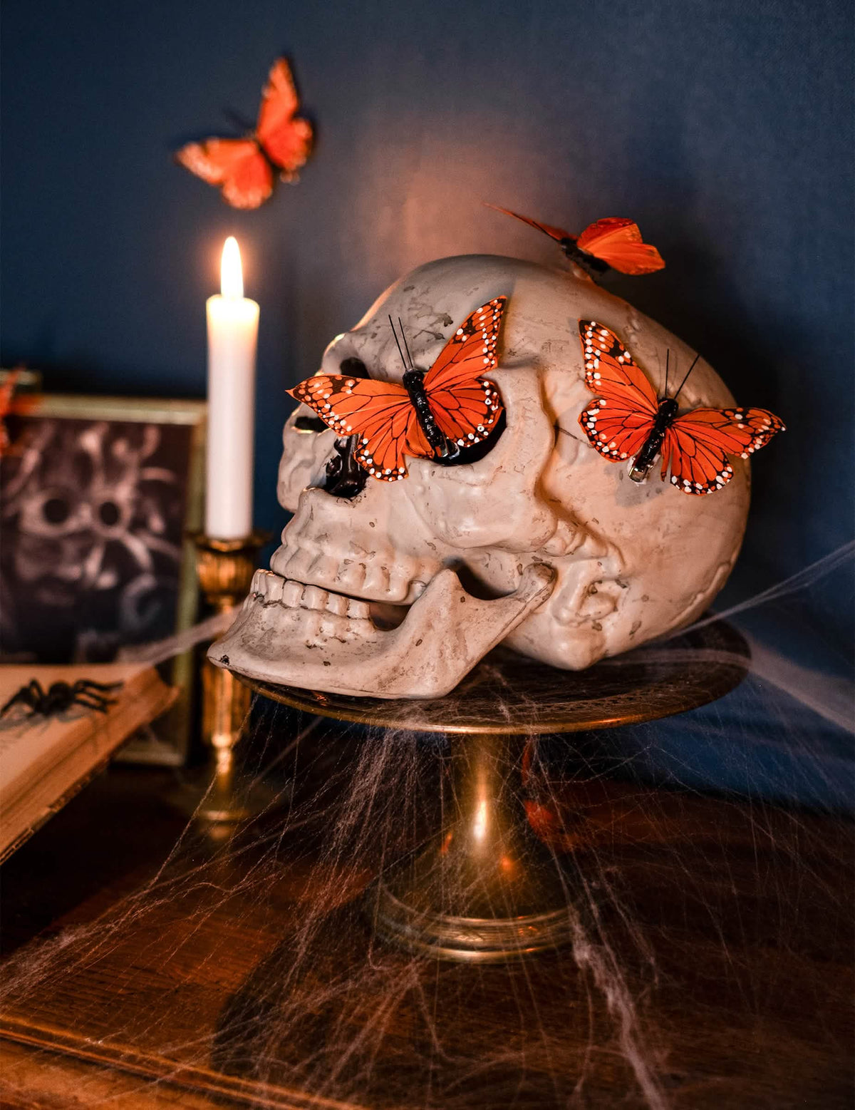 Vista de perfil com borboletas da decoração de caveira halloween