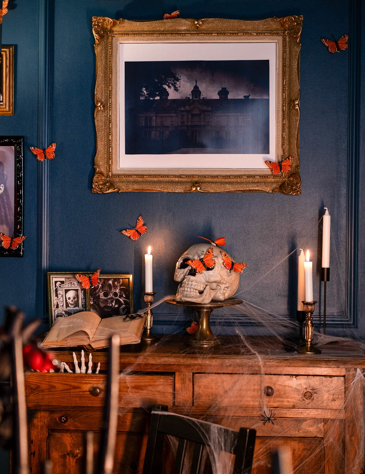 Decoração de halloween com crânio em cenário