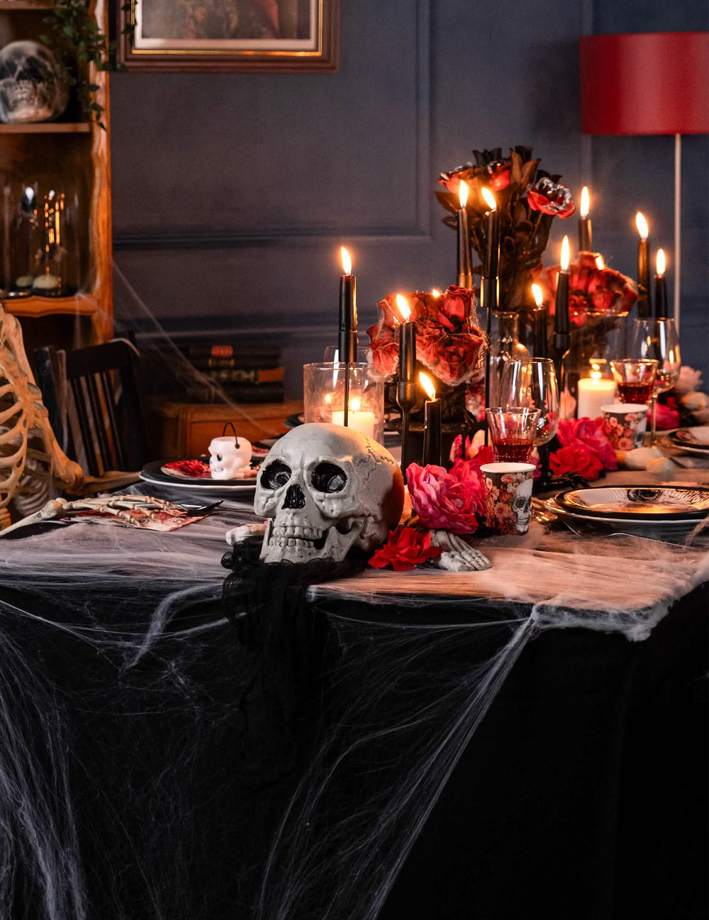 Decoração de mesa com cenário de crânio halloween