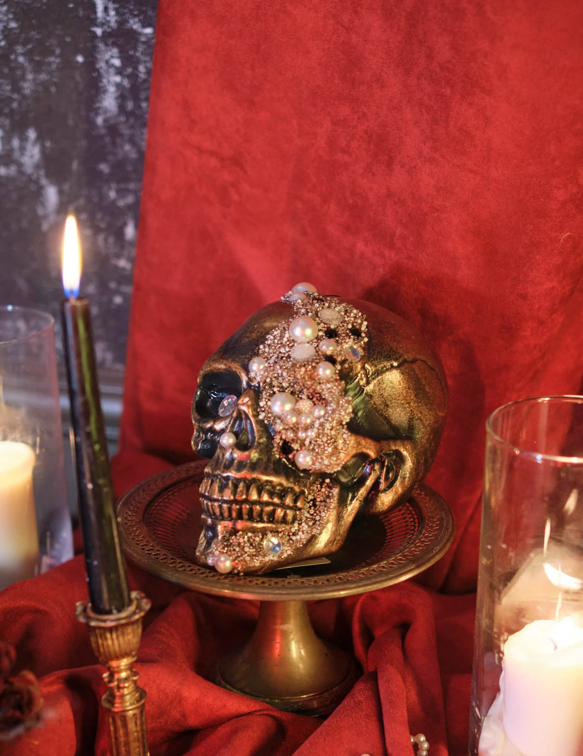 Encenação sobre base da decoração crânio adornado com diamantes