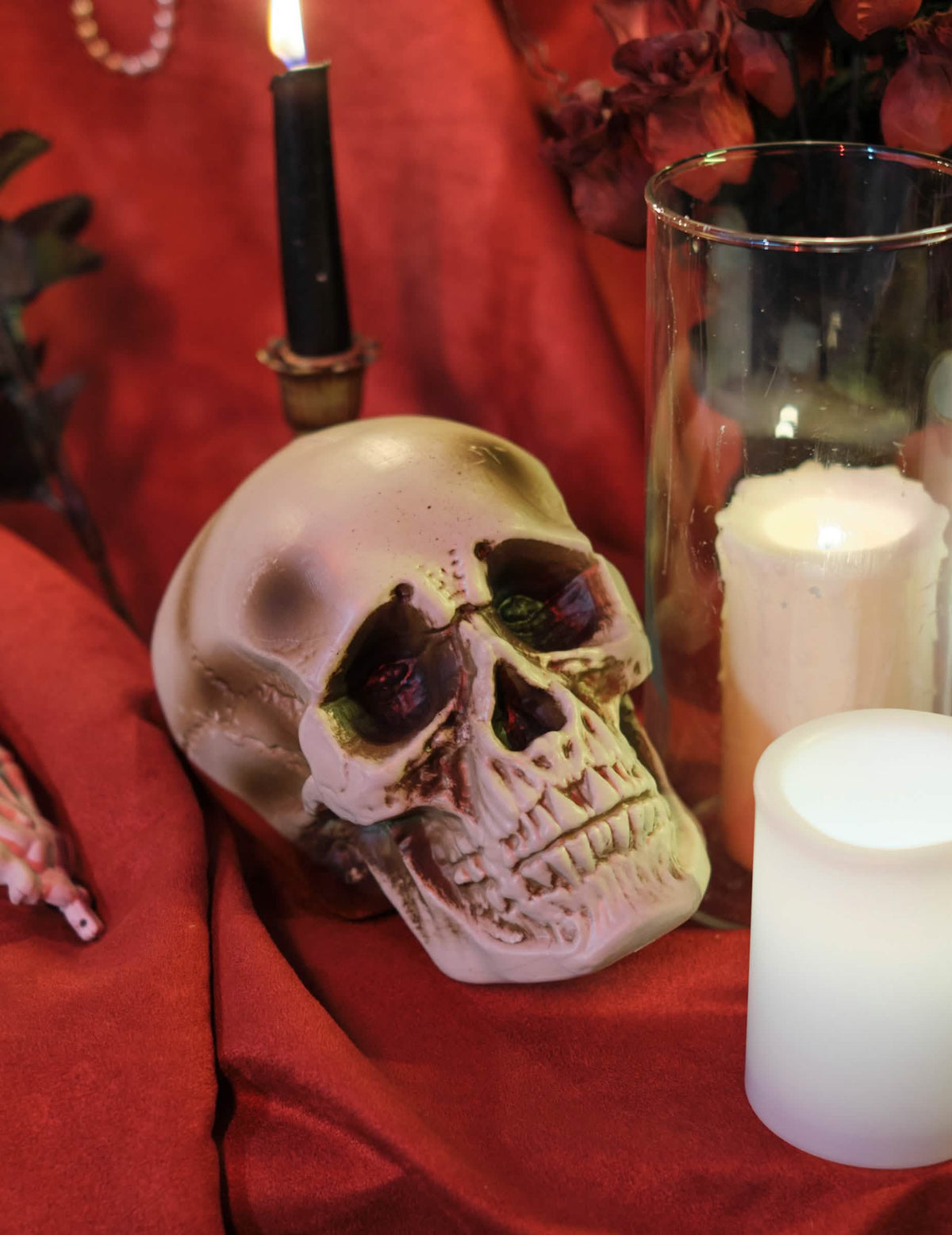Encenação com velas da decoração de caveira em plástico bege e castanho envelhecido