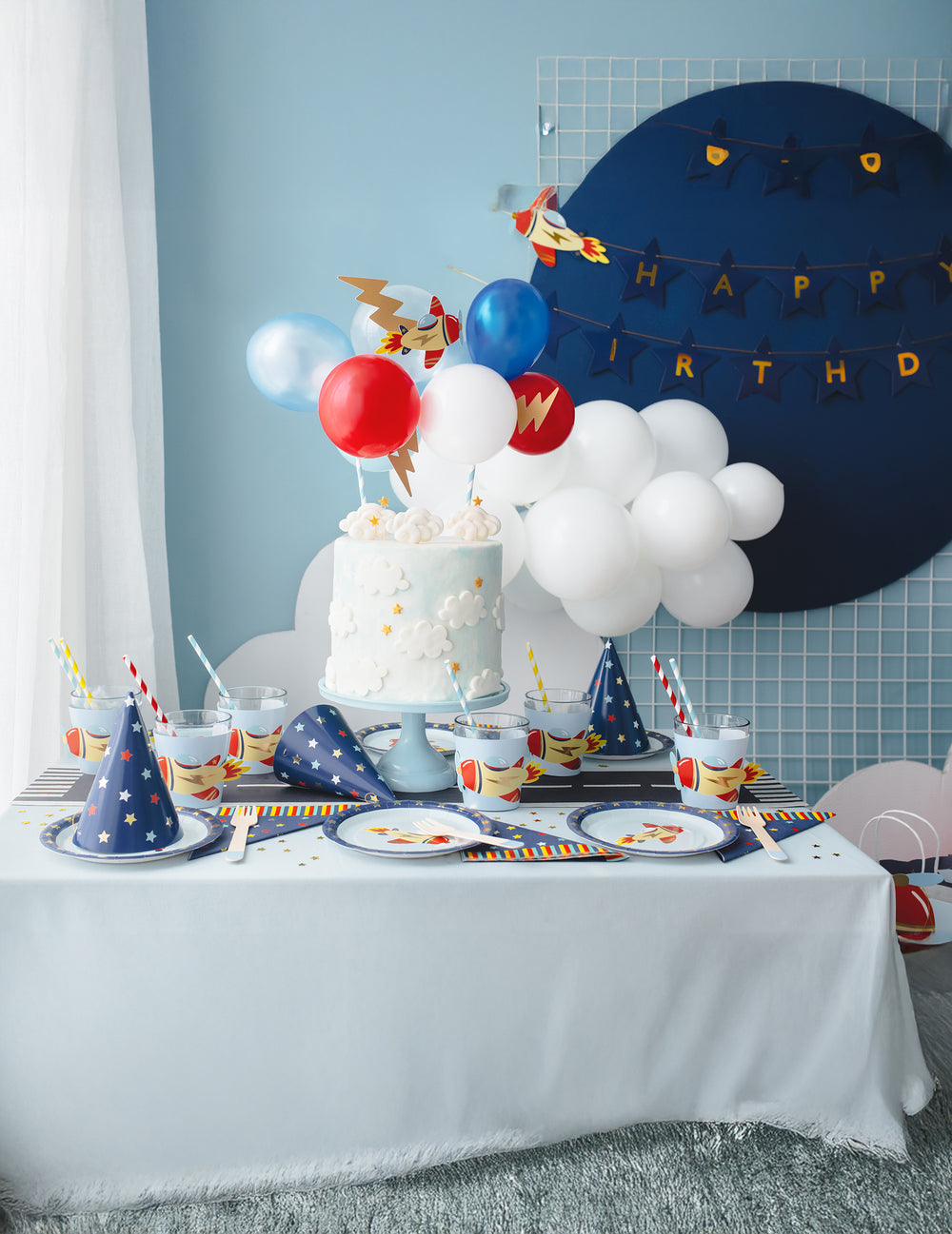 Mise en scène sur table de la décoration de gâteau petit avion
