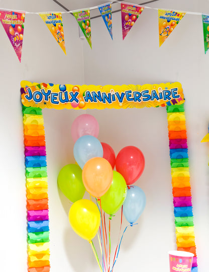 Détail de la partie supérieure de la décoration de porte Joyeux anniversaire pop
