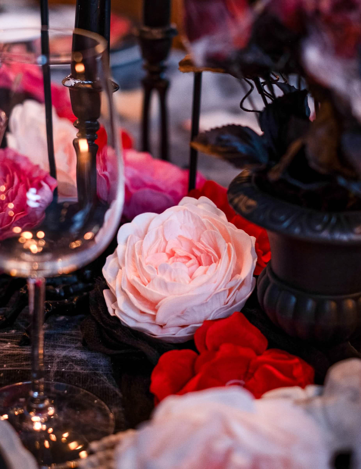Mise em situação de decoração de mesa da flor artificial cor de rosa antiga