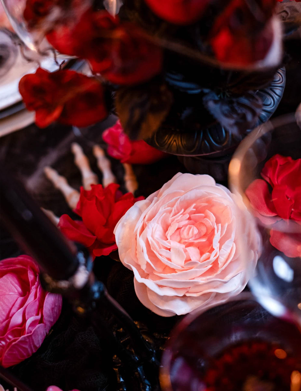 Grande plano da encenação com esqueleto da flor artificial cor de rosa antiga