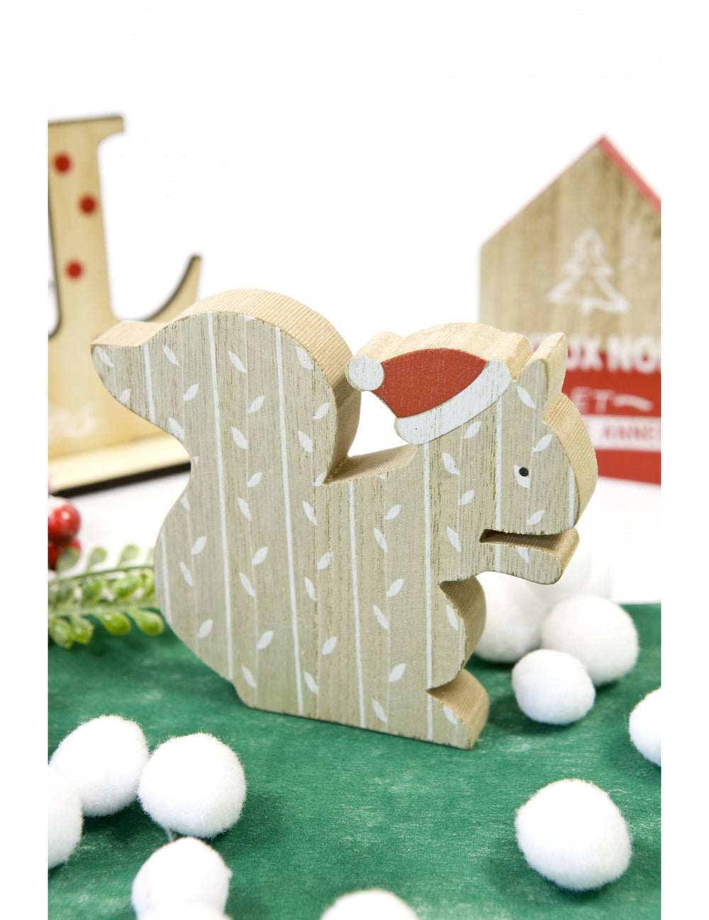 Vue de profil de la décoration en bois écureuil avec bonnet de Noël