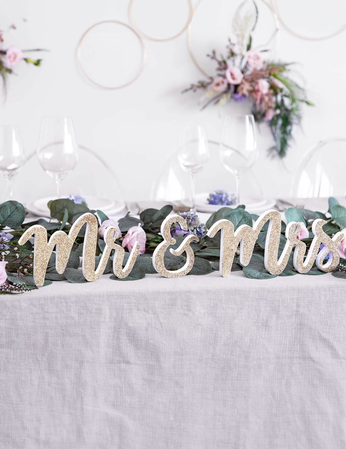 Decoração de mesa em madeira Mr e Mrs para casamento