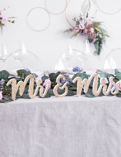 Mise en situation sur une table de la décoration en bois Mr et Mrs pour mariage